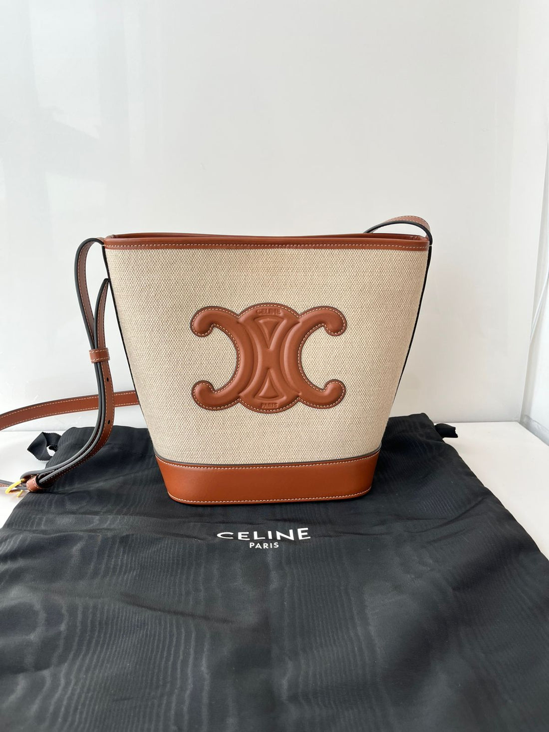 Celine Small Bucket Cuir Triompe