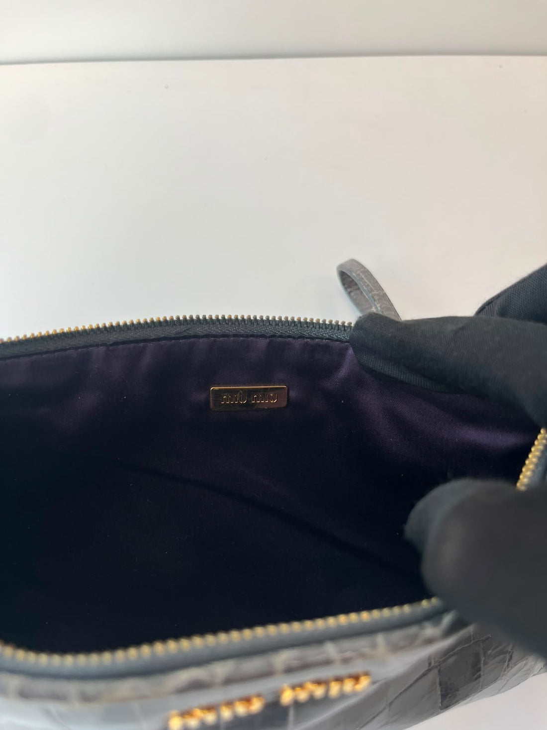 Clutch Miu Miu em couro com efeito Croco shine