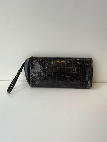 Clutch Miu Miu em couro com efeito Croco shine